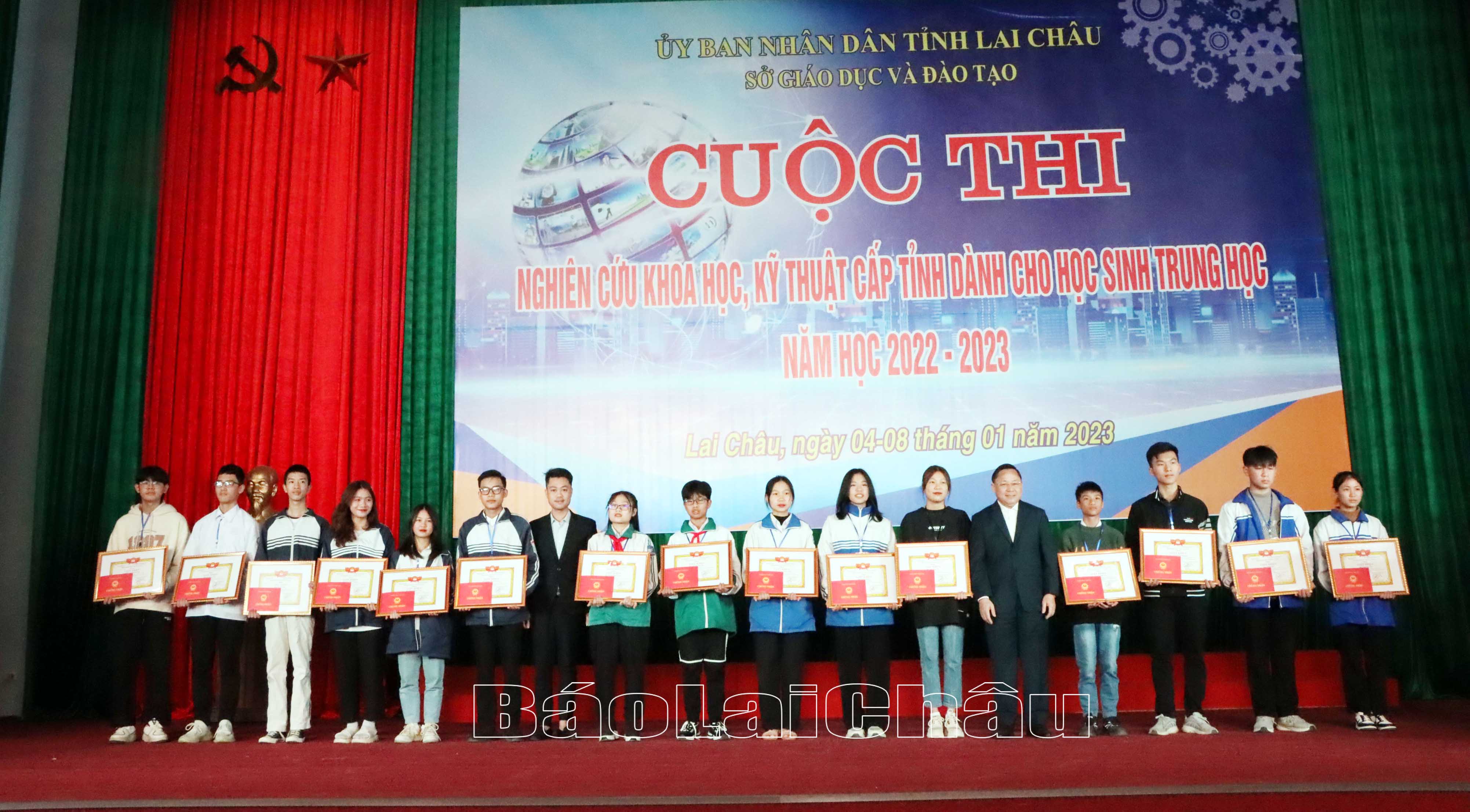 Đại diện lãnh đạo Sở Giáo dục và Đào tạo, VNPT Lai Châu trao giải nhì cho các thí sinh. 